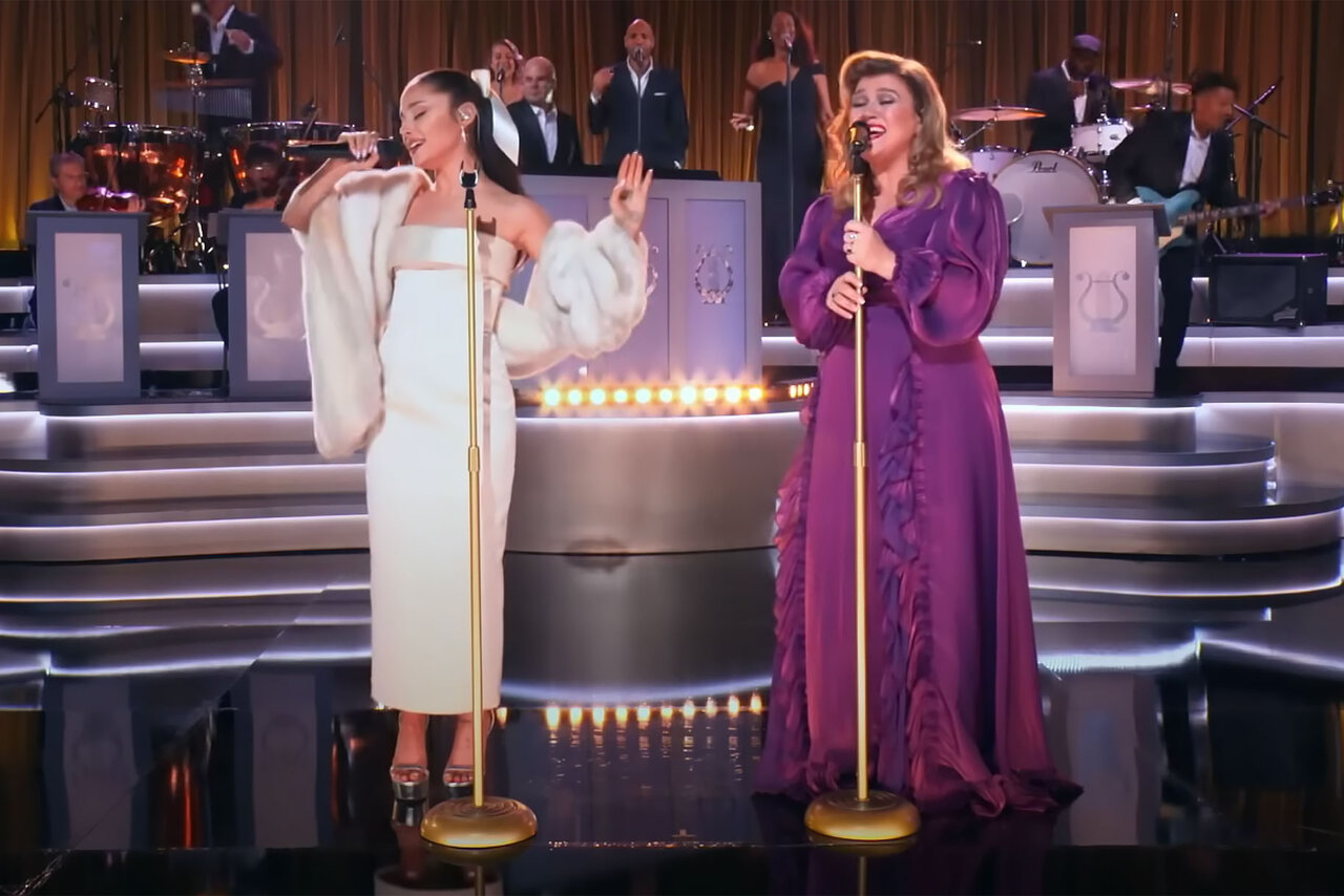 Kelly Clarkson and Ariana Grande singing their duet Christmas hit: Santa, Can't You Hear Me? (NBC)