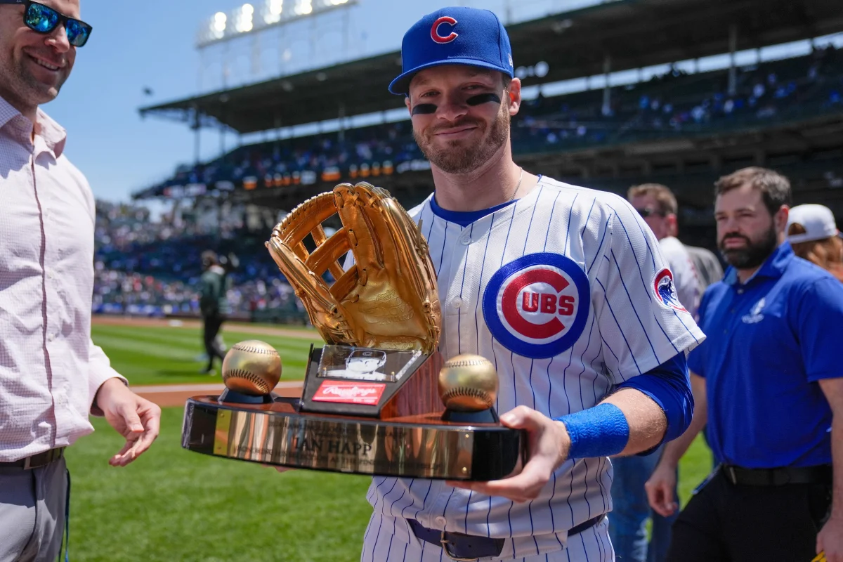 Cubs outfielder Ian Happ receiving his Gold Glove award from his great defensive 2025 season. This was Ian Happ’s 4th consecutive Gold Glove award since 2022.
